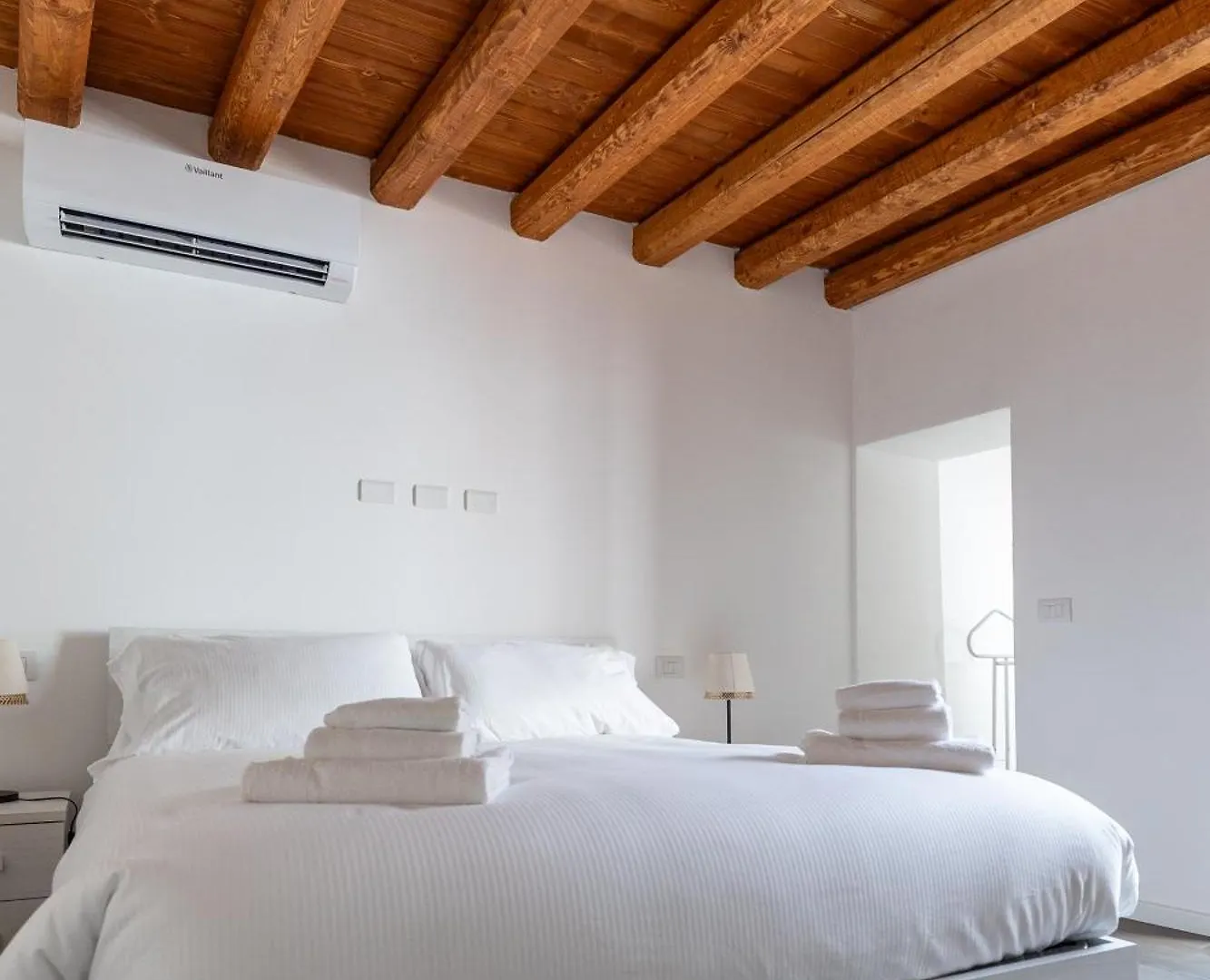 Piazza Del Lago Suites location