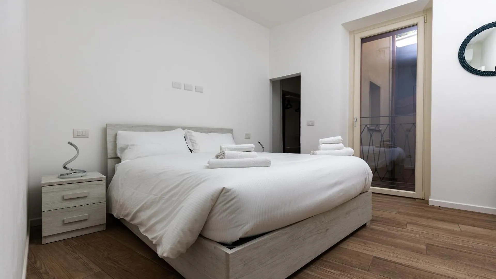 Piazza Del Lago Suites 메나지오 아파트